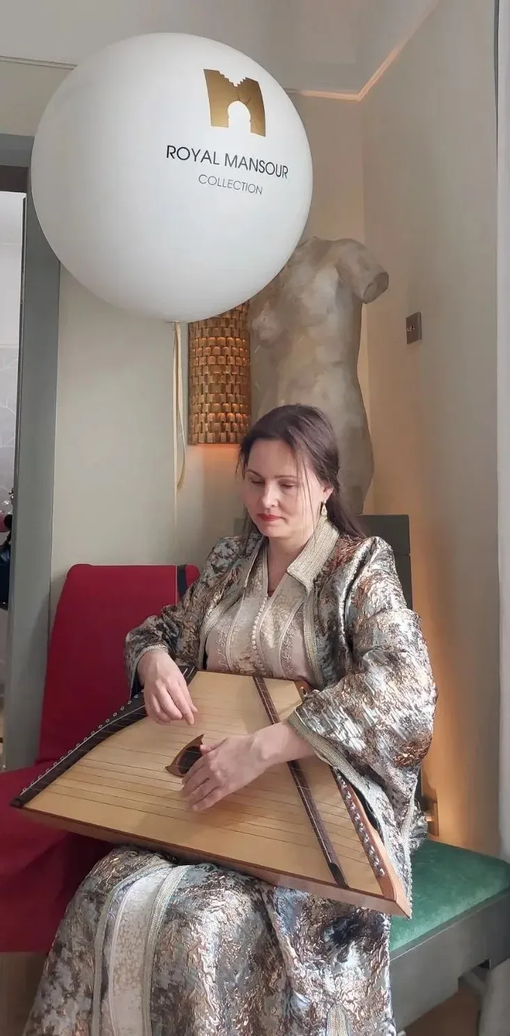 Ксения Лубинцова играет на гуслях