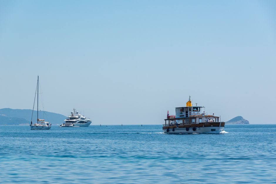 Яхта в Средиземном море у берегов